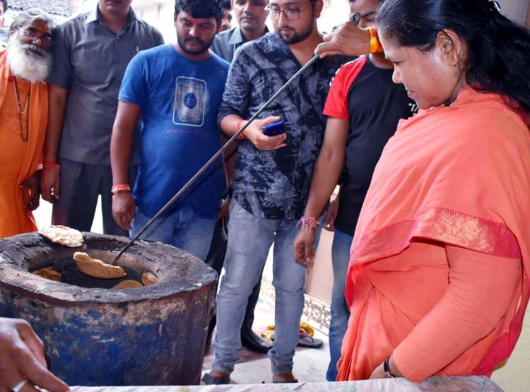 चक्की चलाती नजर आईं मोदी सरकार की मंत्री, साध्वी का वीडियो वायरल