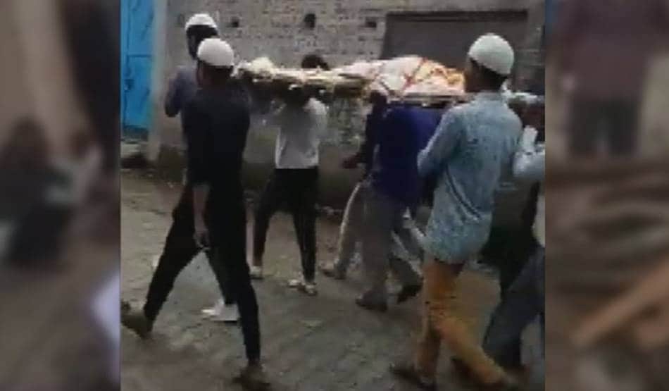 नहीं पहुंच पाए रिश्तेदार, मुस्लिमों ने अर्थी को कंधा देकर किया अंतिम संस्कार