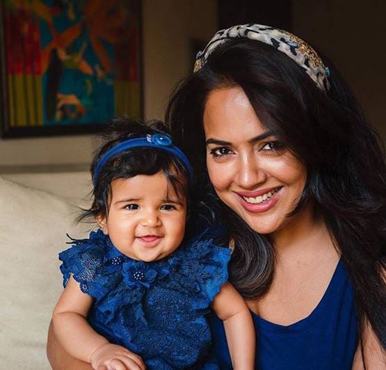 अपने बच्चों को इस खास नाम से बुलाती हैं समीरा रेड्डी, Photos