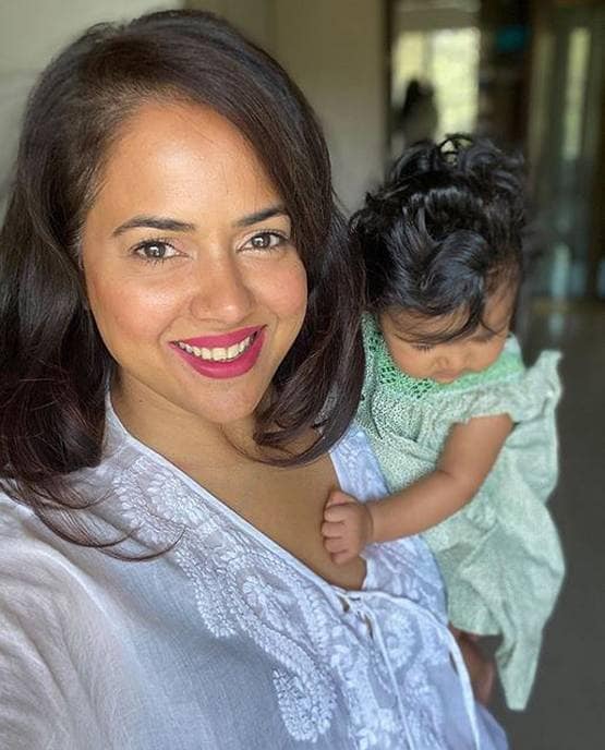 अपने बच्चों को इस खास नाम से बुलाती हैं समीरा रेड्डी, Photos