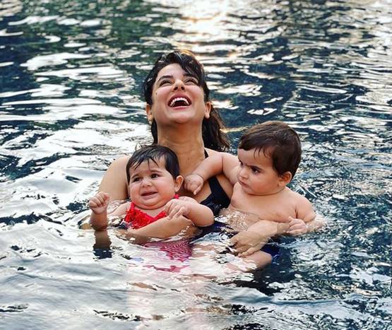 जुड़वा बच्चों को जन्म देने के बाद एक्ट्रेस को हुई परेशानी, कहा- दिनभर रोती थी