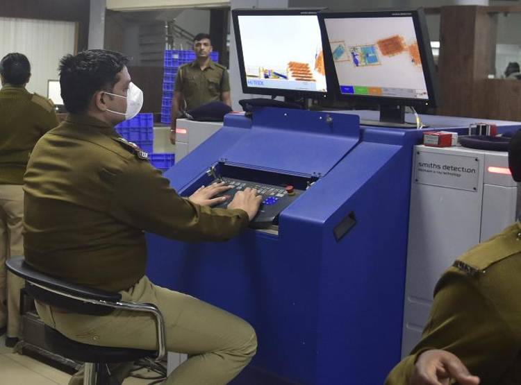 हॉस्पिटल से कोरोना वायरस का मरीज फरार, गली-गली खोज रही पुलिस