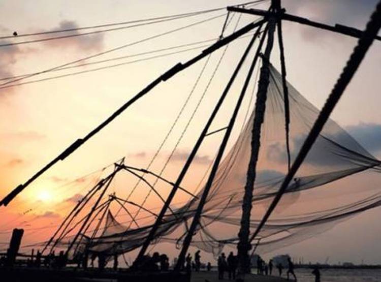 समुद्र किनारे कबाड़ में युवकों को मिला खजाना, एक झटके में हो गए मालामाल