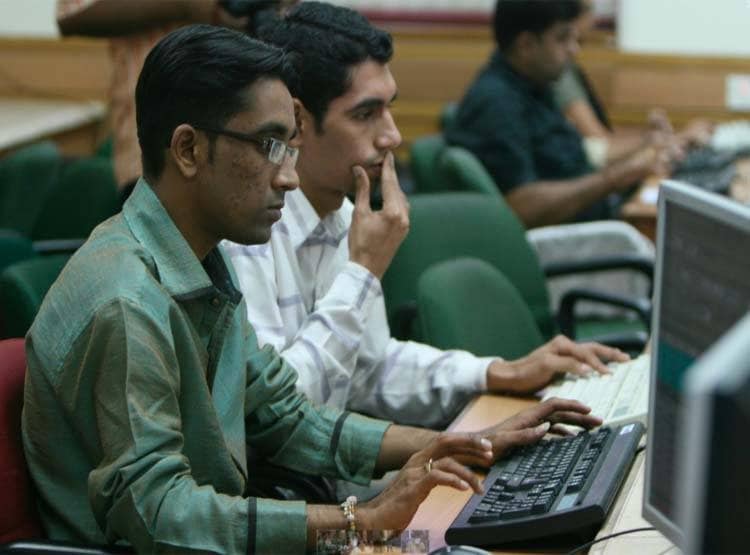 ऐसी चली आंधी कि 11 लाख करोड़ झटके में साफ, ये 10 शेयर गिरे