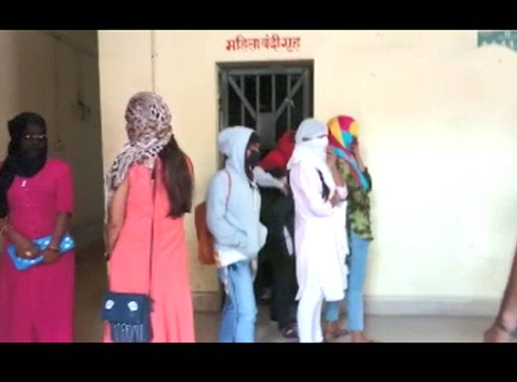 सेक्स रैकेट में पकड़ी गई लड़कियां, पुल‍िस से कहा-ट्यूशन पढ़ने आए थे