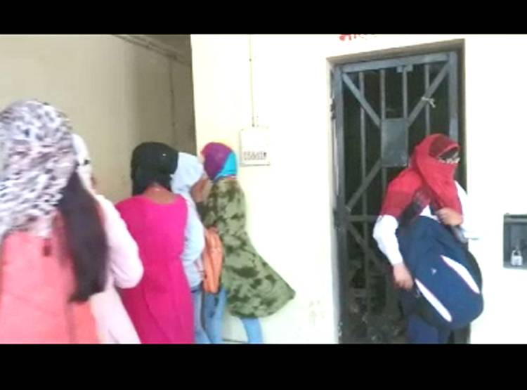 सेक्स रैकेट में पकड़ी गई लड़कियां, पुल‍िस से कहा-ट्यूशन पढ़ने आए थे