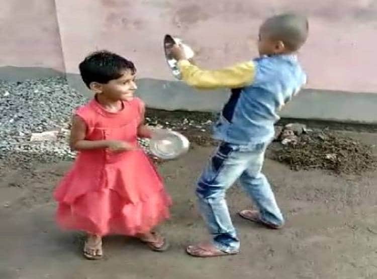 कोरोना कमांडोज को बच्चों का सलाम, बर्तन बजाकर कर्फ्यू का समर्थन