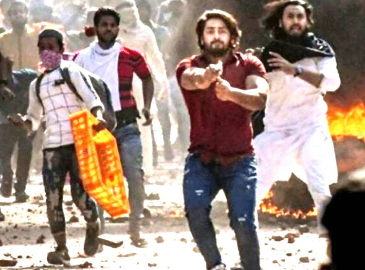 ऐसे पकड़ा गया फरार शाहरुख, सिपाही के सीने पर तानी थी प‍िस्टल