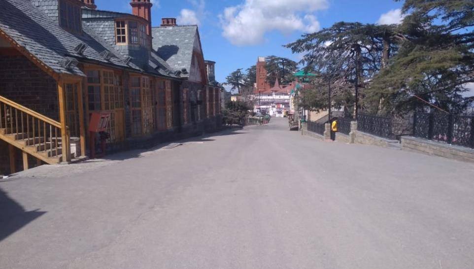 कोरोना से जंग में देशभर की सड़कें सूनी, दिल्ली के दिल में कबूतरों का डेरा!