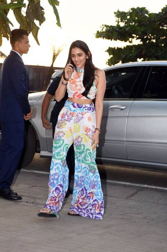 होली मनाने इस अंदाज में पहुंचे प्रियंका-निक, ये सेलेब्स भी हुए शामिल