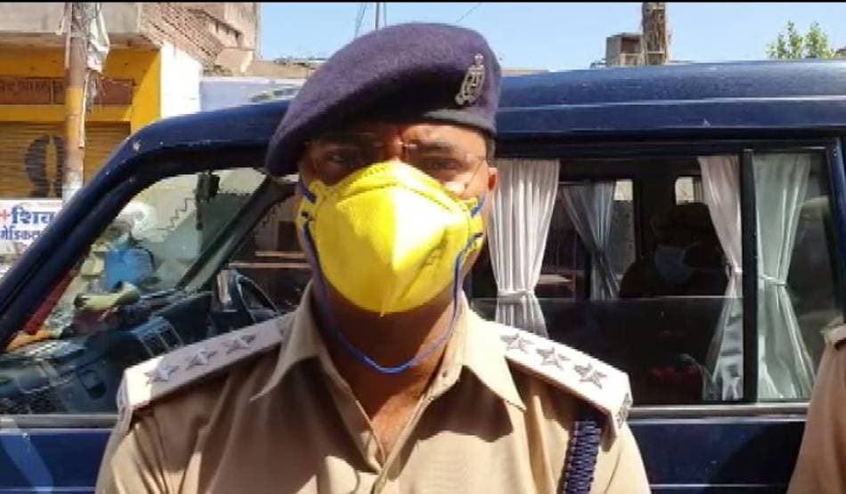 लॉकडाउन में अचानक जमा हुई भीड़, पुलिस पहुंची तब खुला राज