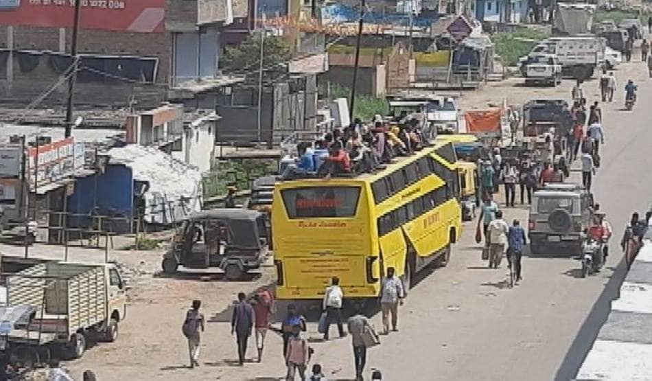 सड़क पर बेवजह घूम रहे थे बाइक सवार फिर पुलिस ने बरसाईं लाठियां