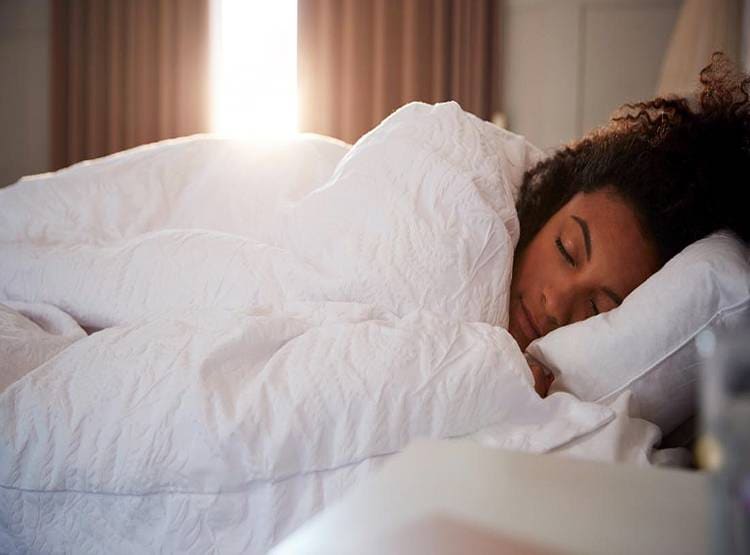 अपने सोने का वीडियो इंटरनेट पर लाइव कीजिए, एक रात का कमाइए 4 लाख रुपये