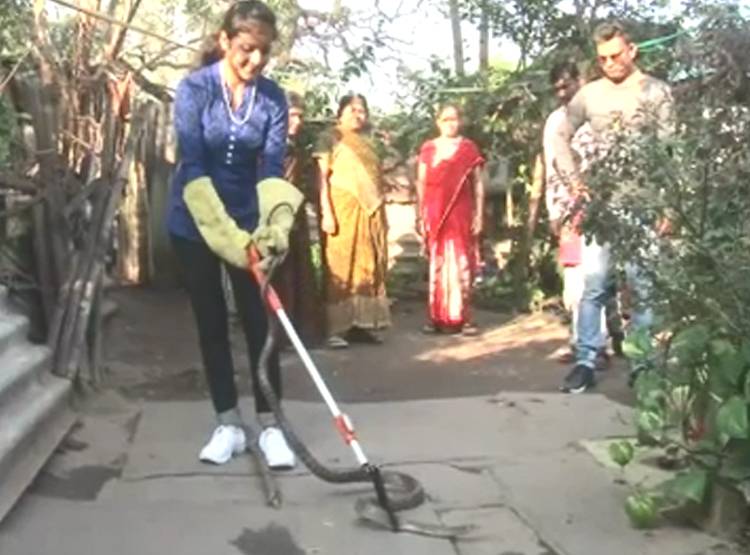 'स्नेक गर्ल' के नाम से मशहूर ये लड़की, द‍िखा चुकी है खतरनाक कारनामा