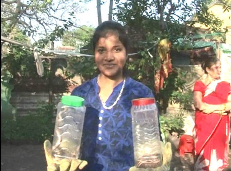 'स्नेक गर्ल' के नाम से मशहूर ये लड़की, द‍िखा चुकी है खतरनाक कारनामा