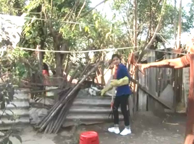 'स्नेक गर्ल' के नाम से मशहूर ये लड़की, द‍िखा चुकी है खतरनाक कारनामा