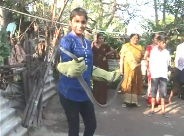 'स्नेक गर्ल' के नाम से मशहूर ये लड़की, द‍िखा चुकी है खतरनाक कारनामा