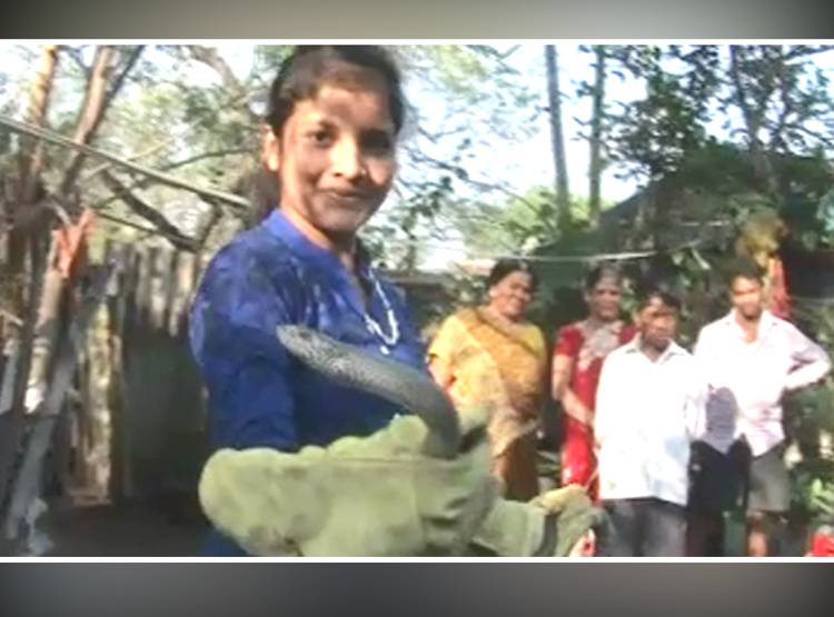 'स्नेक गर्ल' के नाम से मशहूर ये लड़की, द‍िखा चुकी है खतरनाक कारनामा