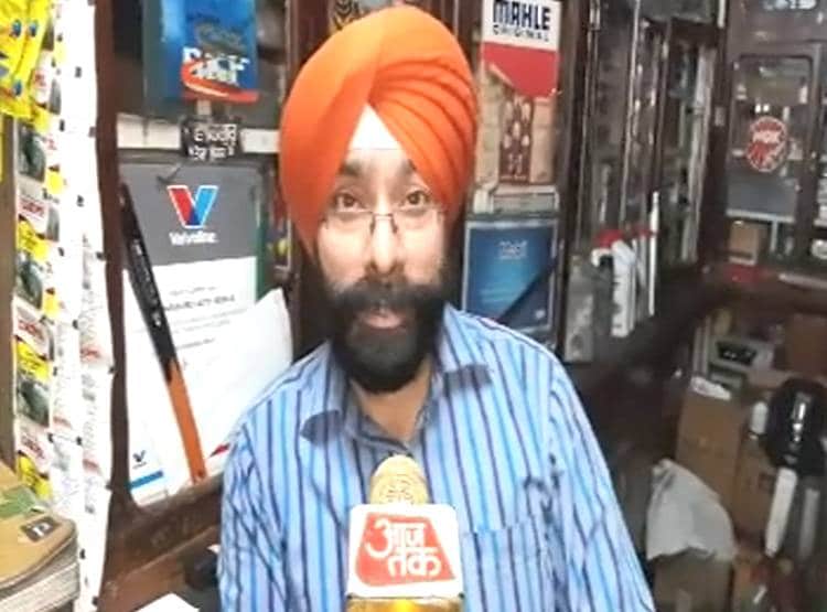 दौड़ती बाइक से निकल आया सांप, हैंडल से ल‍िपटा तो उड़े होश