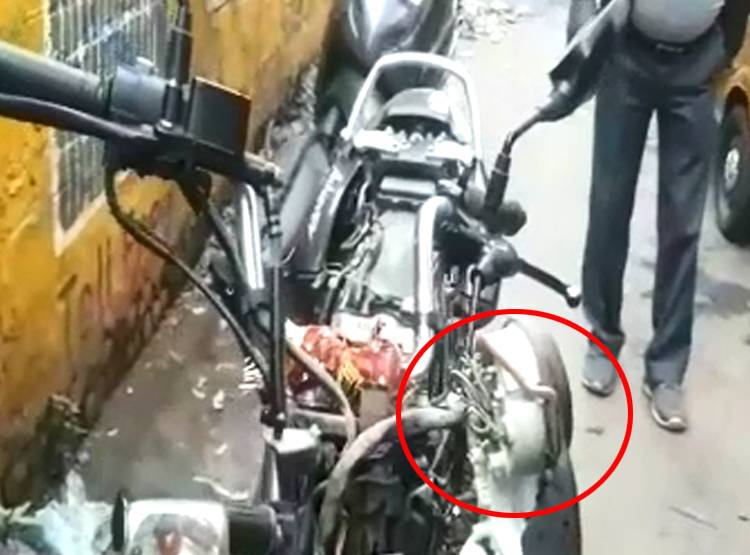 दौड़ती बाइक से निकल आया सांप, हैंडल से ल‍िपटा तो उड़े होश