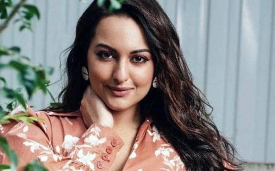 करीना से प्रियंका तक, इन स्टार्स ने बिना फीस लिए दिए हिट नंबर