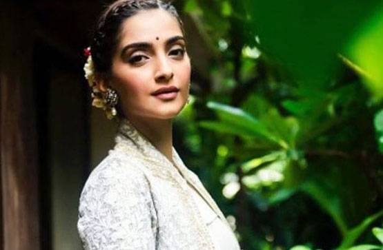 कनिका के सपोर्ट में सोनम-ऋषि, ट्रोल्स ने जमकर सुनाई खरी-खरी