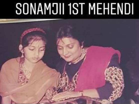 हाथों में मेहंदी रचाए नजर आईं श्रीदेवी, सोशल मीडिया पर वायरल अनदेखी फोटो