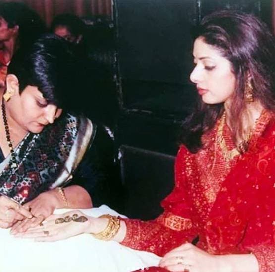 हाथों में मेहंदी रचाए नजर आईं श्रीदेवी, सोशल मीडिया पर वायरल अनदेखी फोटो