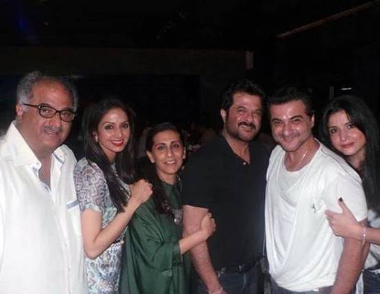 हाथों में मेहंदी रचाए नजर आईं श्रीदेवी, सोशल मीडिया पर वायरल अनदेखी फोटो