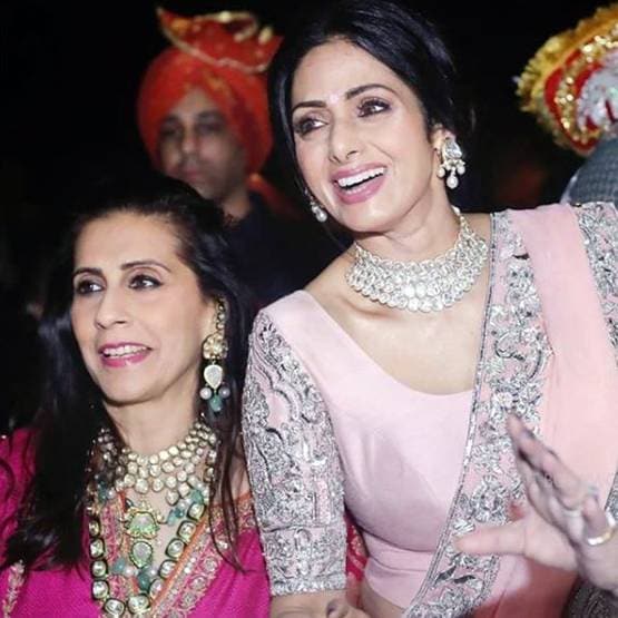 हाथों में मेहंदी रचाए नजर आईं श्रीदेवी, सोशल मीडिया पर वायरल अनदेखी फोटो