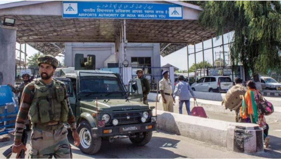 कोरोना: एयरपोर्ट पर छात्रों से आइसोलेशन में जाने को कहा तो शुरू कर दी तोड़फोड़