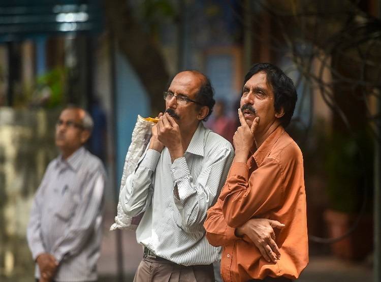 कोरोना संकट के बीच आपकी बचत पर चलेगी कैंची! जेब पर ये असर