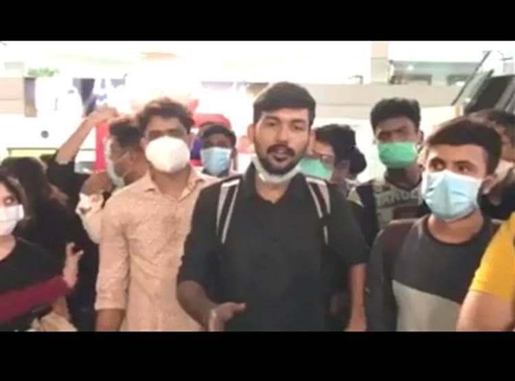एयरपोर्ट पर खड़े रह गए भारतीय छात्र, सता रहा 3 महीने के लॉकडाउन का डर