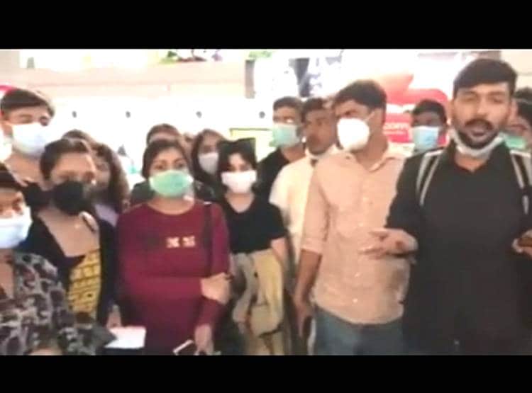एयरपोर्ट पर खड़े रह गए भारतीय छात्र, सता रहा 3 महीने के लॉकडाउन का डर