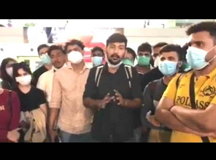 एयरपोर्ट पर खड़े रह गए भारतीय छात्र, सता रहा 3 महीने के लॉकडाउन का डर