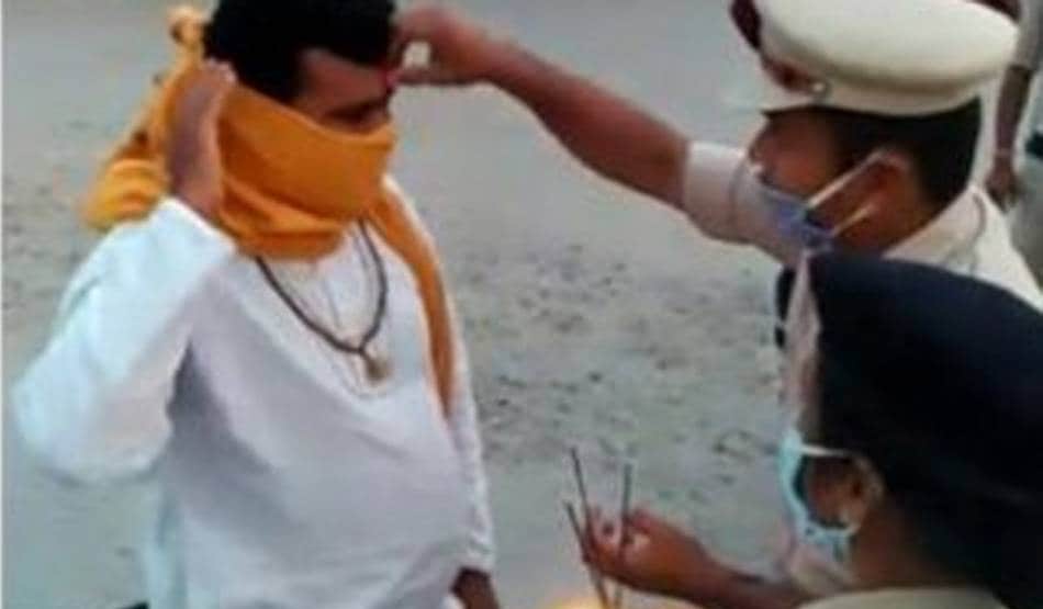 लॉकडाउन में निकले बाहर तो पुलिस ने उतारी लोगों की आरती, बरसाए फूल