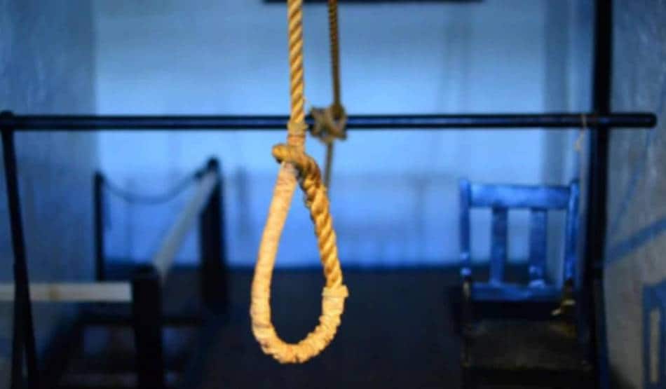 मां ने अपने बॉयफ्रेंड से करा दी शादी, तंग आकर बेटी ने की खुदकुशी