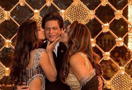 लॉकडाउन में बेटी सुहाना से मेकअप टिप्स ले रही हैं गौरी, शेयर की फोटोज