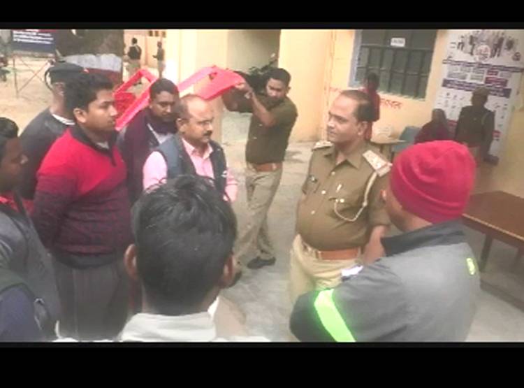 मुंह में बॉटल, गले में फंदा, हॉस्टल के टॉयलेट में म‍िली छात्र की लाश