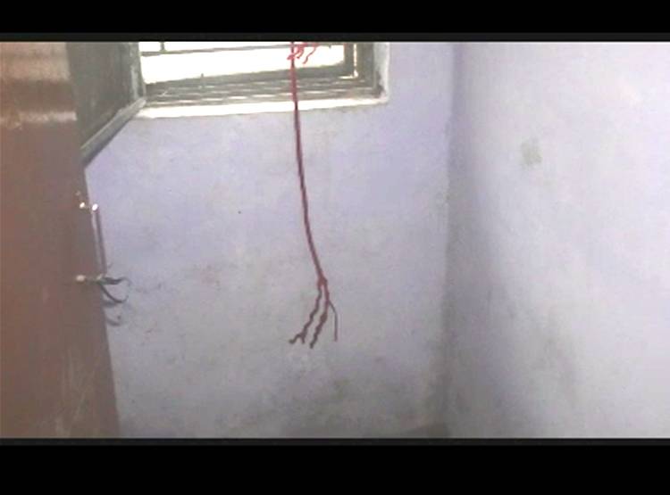 मुंह में बॉटल, गले में फंदा, हॉस्टल के टॉयलेट में म‍िली छात्र की लाश