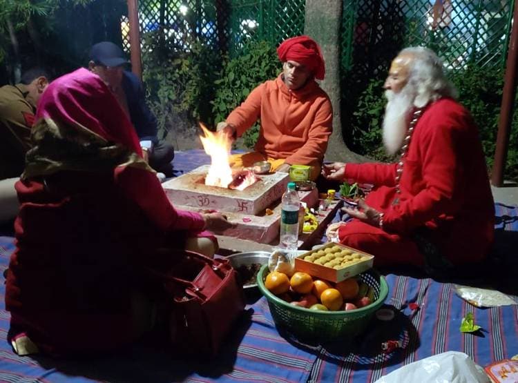 कोरोना से न‍िपटने के ल‍िए गोमूत्र पार्टी, कुल्हड़ में पि‍या जाएगा गोमूत्र