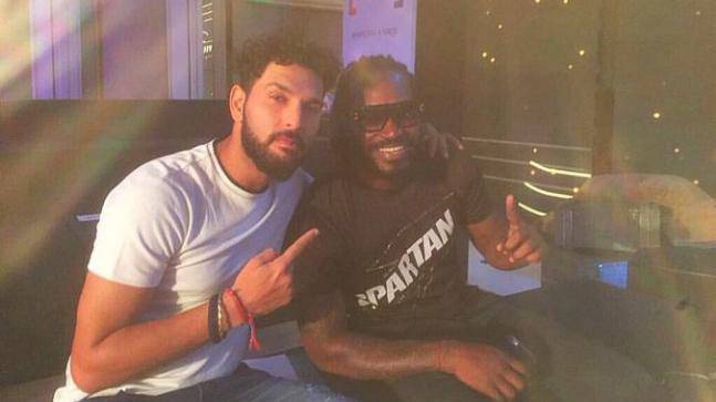 VIDEO: हिंदी डायलॉग बोलने में फिसली गेल की जुबान, युवी नहीं रोक पाए हंसी