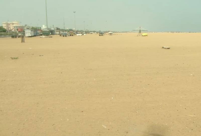 कोरोना से जंग में देशभर की सड़कें सूनी, दिल्ली के दिल में कबूतरों का डेरा!