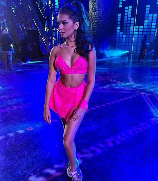 पिंक आउटफिट में तारा सुतरिया का ग्लैमरस लुक, शेयर की तस्वीर