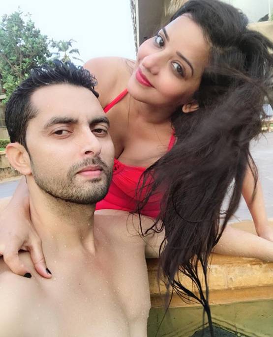 पति संग पूल में मोनालिसा का रोमांटिक अंदाज, तस्वीरें वायरल