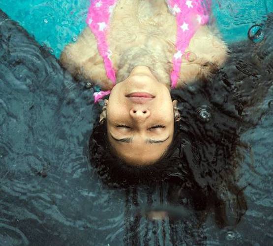 लॉकडाउन के बीच काजोल की बहन तनीषा ने शेयर की स्विमिंग पूल से तस्वीर