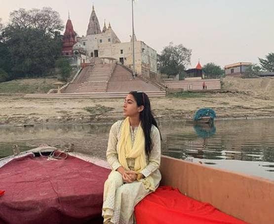 बनारस में सिर पर दुपट्टा ओढ़े गंगा आरती में शामिल हुईं सारा, PHOTOS