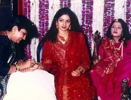 हाथों में मेहंदी रचाए नजर आईं श्रीदेवी, सोशल मीडिया पर वायरल अनदेखी फोटो