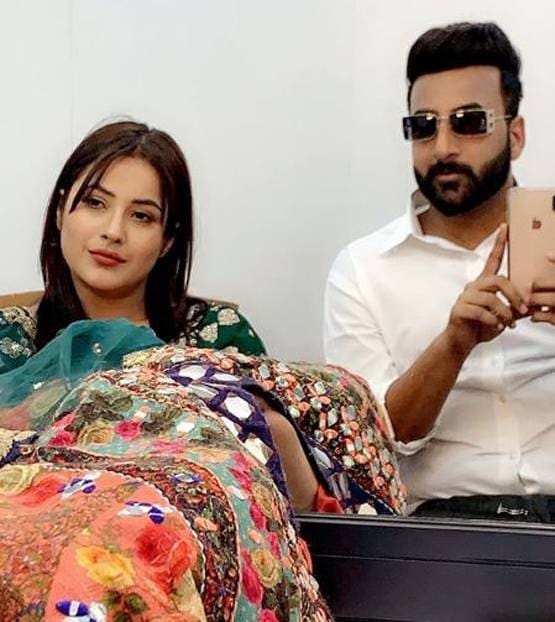 भाई-बहन में तू तू-मैं मैं, शहबाज ने दी गाली तो फूट-फूटकर रोईं शहनाज