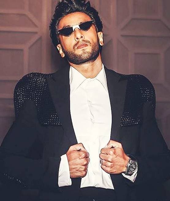 टॉवेल बांधकर घूमते दिखे ऋतिक रोशन, क्या हुआ रणवीर सिंह का असर?